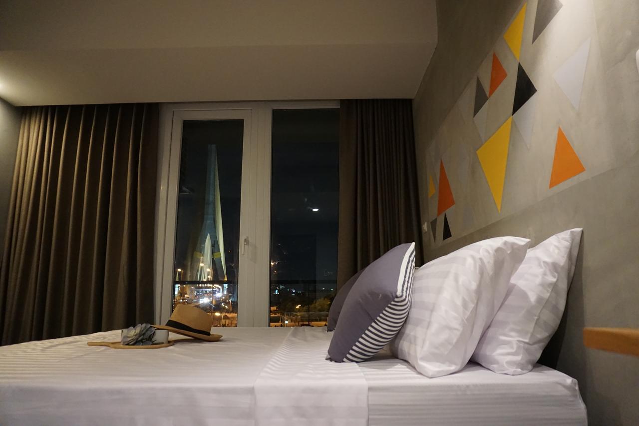 Superior Zimmer mit Kingsize-Bett und Blick auf die Brücke Rama VIII